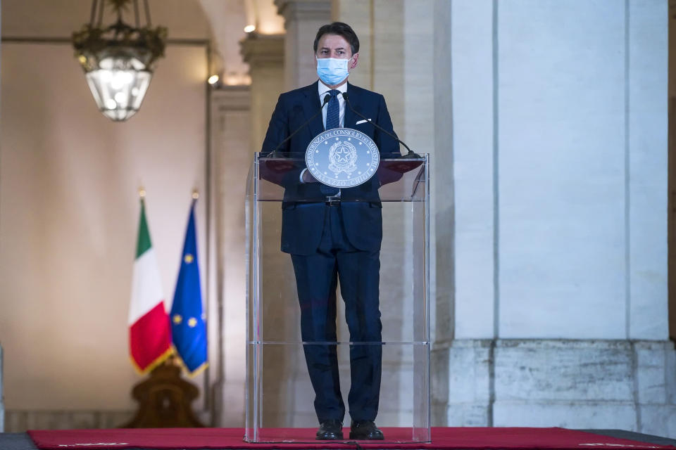 Il 24 ottobre 2020 il premier Giuseppe Conte vara un nuovo dpcm, in vigore dal 26 ottobre. Si dispone la chiusura totale di: palestre, piscine, centri natatori, centri benessere e termali, sale teatrali, da concerto e cinematografiche (anche all'aperto), sale giochi, sale scommesse, sale bingo e casinò. Ristoranti e bar abbassano le saracinesche alle 18, la scuola secondaria di secondo grado sarà a distanza almeno per il 75%. Queste nuove misure provocano manifestazioni e rivolte in diverse città. Ma la curva dei contagi continua a crescere, anche se la gravità della situazione, a livello di morti e terapie intensive, è meno grave rispetto alla prima ondata. (Angelo Carconi/Pool Photo via AP)