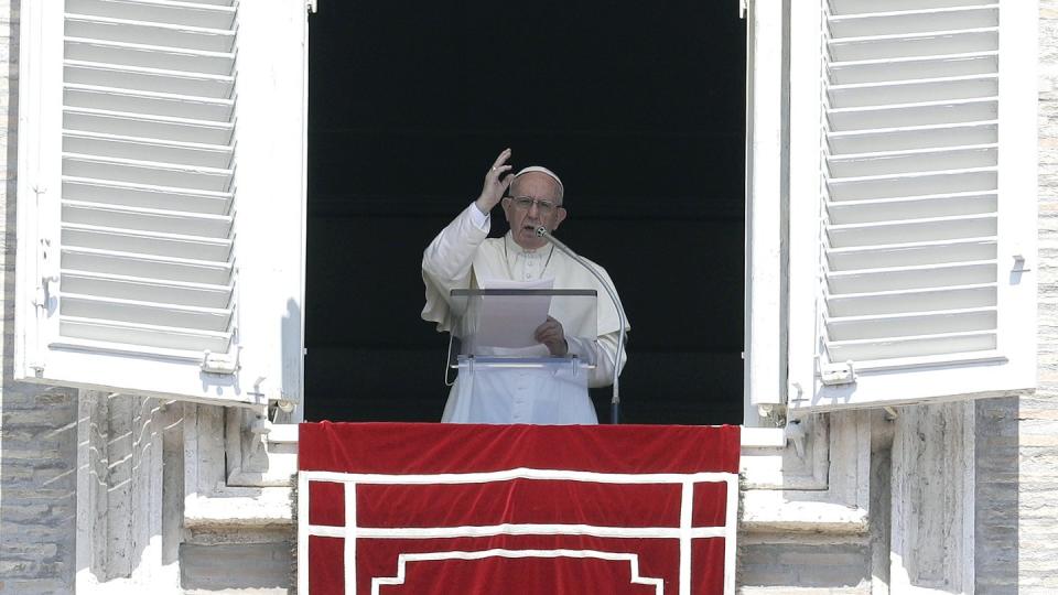 Papst Franziskus segnet die Menge beim Angelus-Mittagsgebet auf dem Petersplatz. Foto: Gregorio Borgia/AP