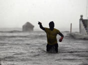 <p>Un hombre camina dentro del agua hoy, domingo 10 de septiembre del 2017, en una zona inundada del Malecón habanero en La Habana, Cuba. El huracán Irma se aleja a una velocidad de 13 kilómetros por hora de Cuba tras dejar “severas” inundaciones costeras en la noche por todo el litoral norte del occidente, donde se ubican La Habana y el polo turístico de Varadero, pero sus efectos aún se sentirán hoy con fuertes lluvias. EFE/Ernesto Mastrascusa </p>