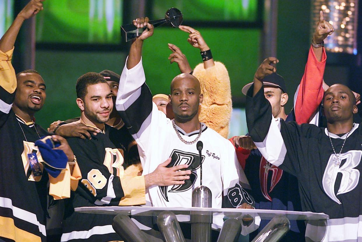 FILE - DMX, center, accepts the R&B Album Artist of the Year during the 1999 Billboard Music Awards in Las Vegas, on Dec. 8, 1999. The family of rapper DMX says he has died at age 50 after a career in which he delivered iconic hip-hop songs such as “Ruff Ryders’ Anthem.