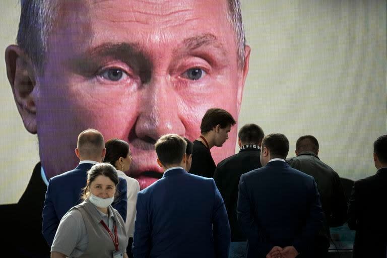 Criticar la invasión rusa de Ucrania, ordenada por Vladimir Putin, puede costar varios años de prisión (AP Foto, File)