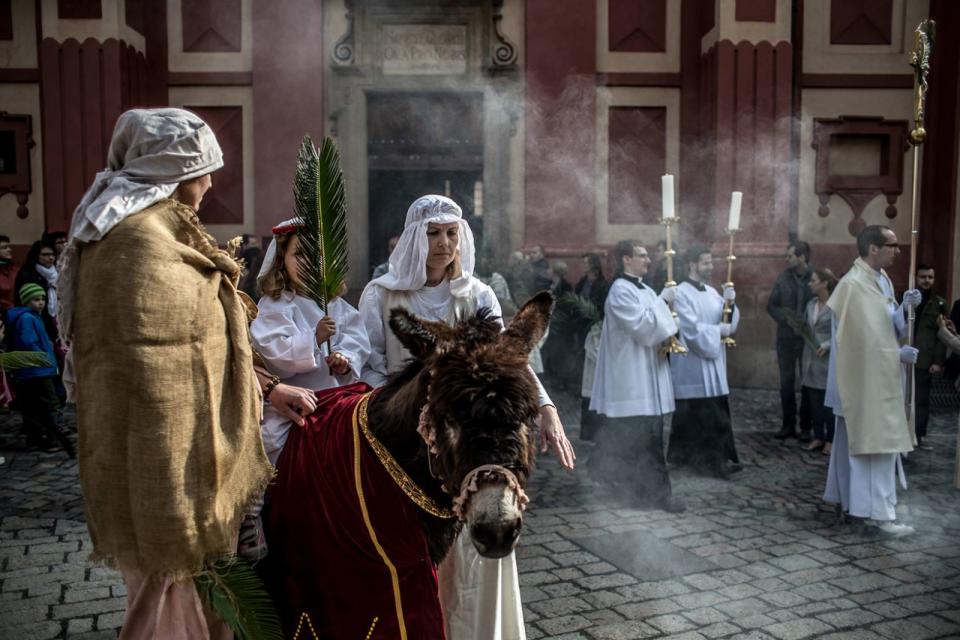 <p>Bei einer Palmsonntagsprozession in Prag tragen die Teilnehmer biblische Gewänder. (Bild: Martin Divisek/EPA) </p>