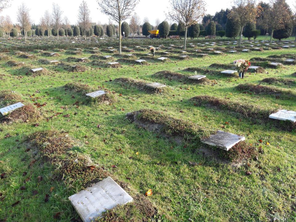 <span class="caption">‘Jardin de la paix’. Cimetière privé exclusivement musulman sunnite, crée en 2002 pour couvrir les besoins pour une durée de 50 années. Il a été agrandi en 2007.</span> <span class="attribution"><span class="source">N. Afiouni</span>, <span class="license">Author provided</span></span>