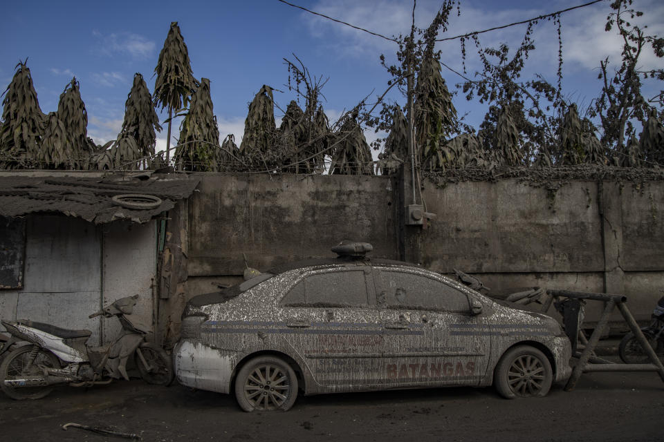 A police car is seen covered in volcanic ash from Taal Volcano's eruption on January 14, 2020 in Talisay, Batangas province, Philippines. (Photo: Ezra Acayan/Getty Images)