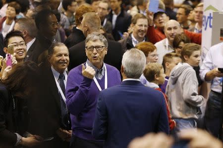 Bill Gates participates in the newspaper tossing challenge at the Clayton Home in the exhibit hall during the Berkshire Hathaway Annual Shareholders Meeting at the CenturyLink Center in Omaha, Nebraska, U.S. April 30, 2016. REUTERS/Ryan Henriksen