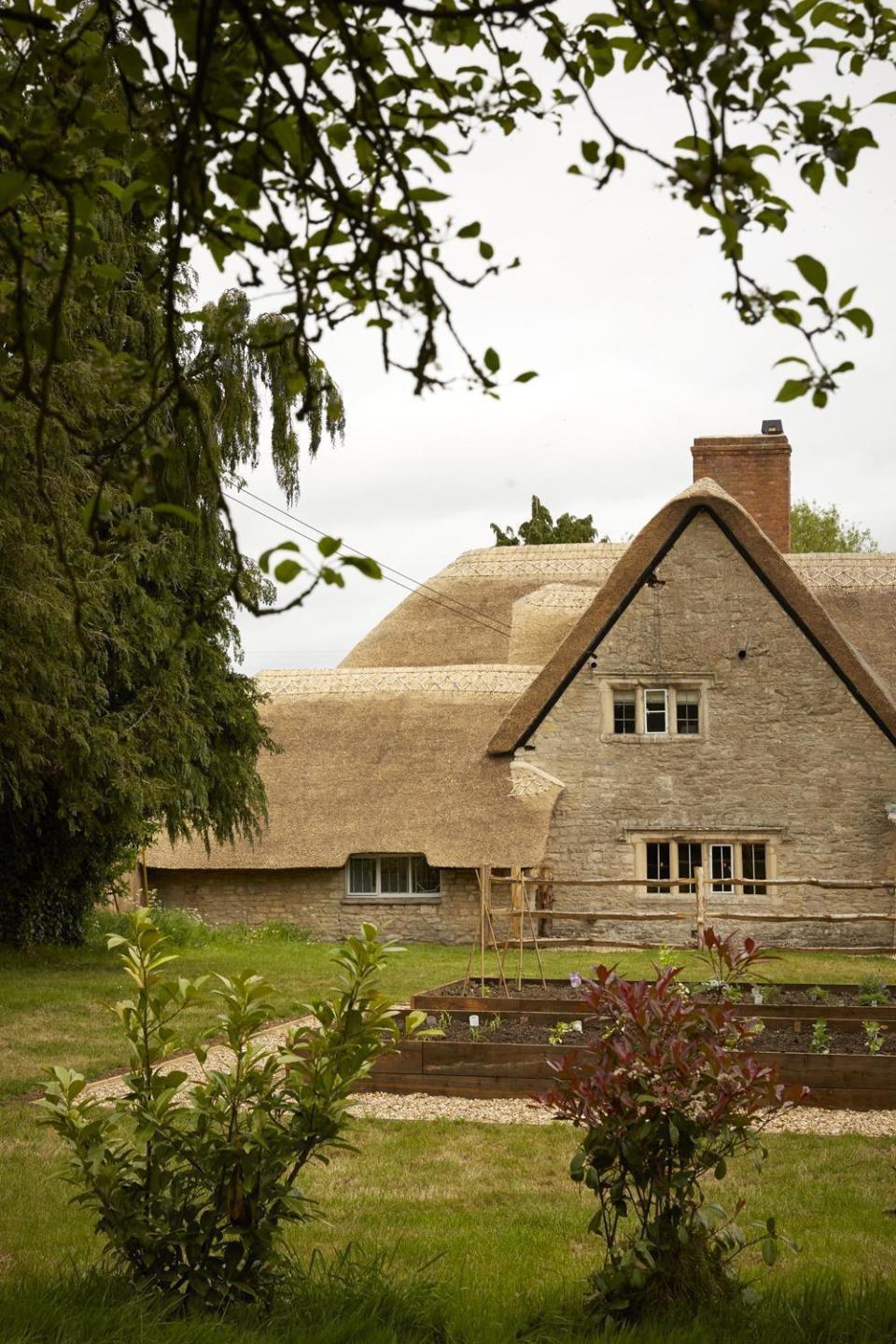 AR Oxfordshire and its pretty thatched roof