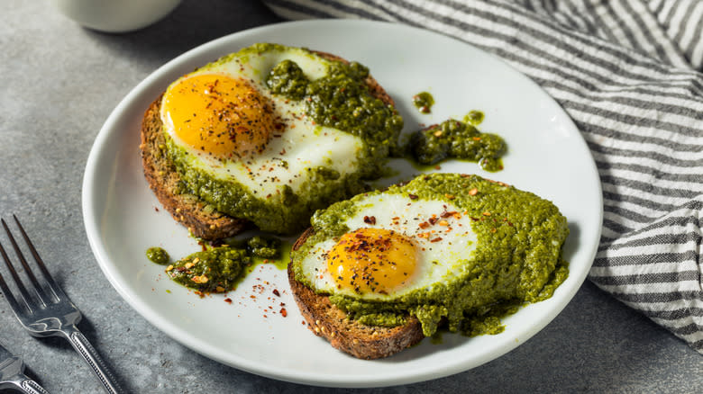 Pesto fried eggs