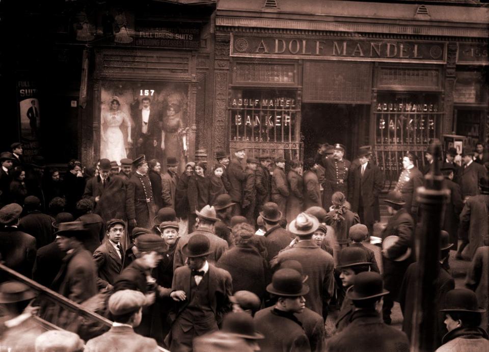 <span class="caption">Police keep order during a run on the Adolf Mandel Bank in New York City, February 16 1912.</span> <span class="attribution"><span class="source">Everett Collection/Shutterstock</span></span>