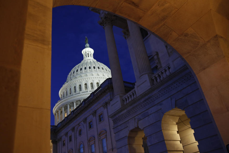 Un sistema de luces alumbra la cúpula del Capitolio de Estados Unidos en Washington, el miércoles 4 de diciembre de 2019, antes del testimonio programado de expertos en derecho constitucional durante una audiencia ante la Comisión de Asuntos Jurídicos de la Cámara de Representantes sobre los fundamentos constitucionales para el juicio político al presidente Donald Trump. (Foto AP/Patrick Semansky)