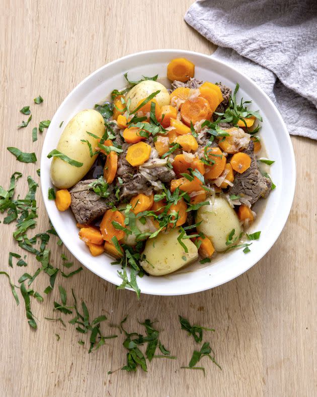 La cocotte de bœuf aux légumes et persil frais. (Photo: Photographies Frédéric Lucano, Hachette Cuisine)