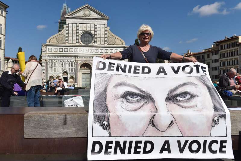 英國首相梅伊22日在義大利佛羅倫斯就「英國脫歐」發表演說，旅居義大利的英國公民示威抗議（AP）