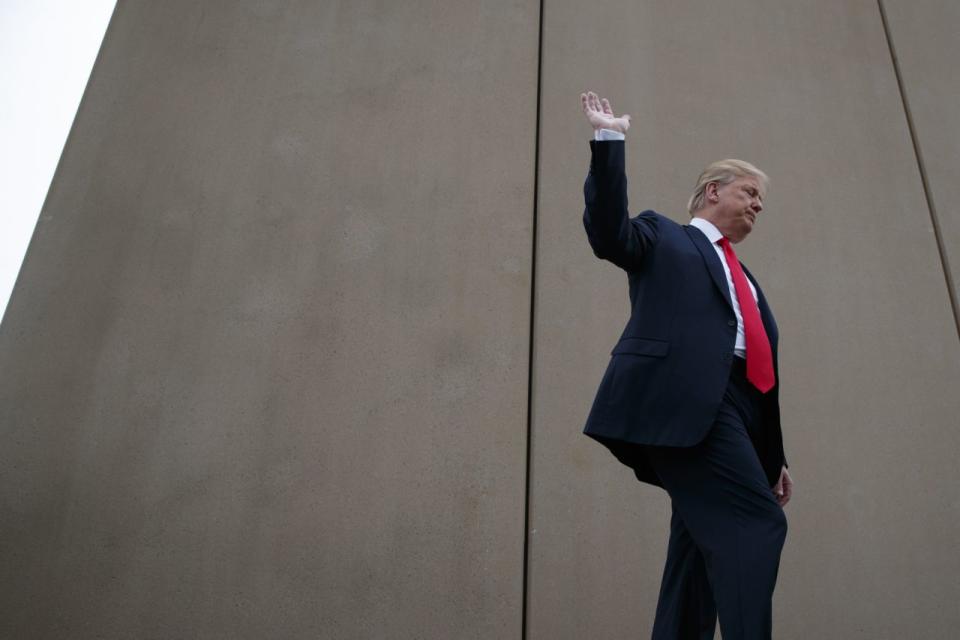 El presidente Donald Trump habla con los periodistas durante una sesión informativa para mostrar los prototipos de muros fronterizos el martes día 13 de marzo de 2018, en San Diego (AP Photo/Evan Vucci).