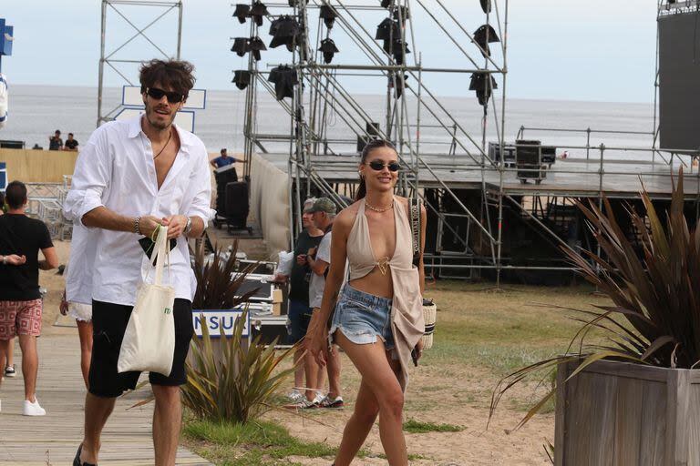 Look playero para la pareja, que recibirá el año en la costa uruguaya