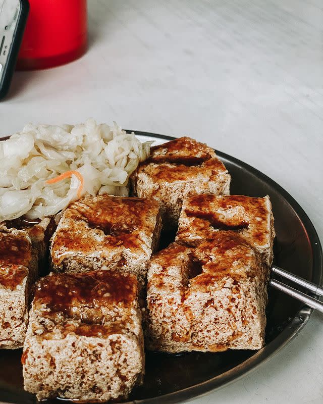 外面炸得酥脆，裡面豆腐又嫩又多汁，加點蒜泥和醬油提味，配上酸甜泡菜，中和的剛剛好！