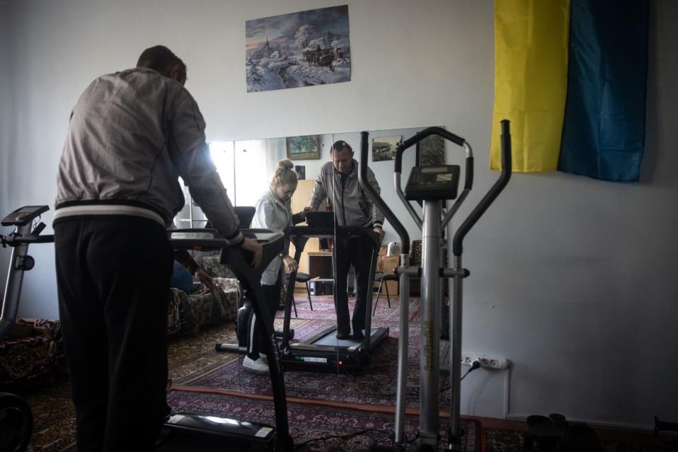 Rostyslav, call sign “Major,” a 39-year-old Ukrainian reconnaissance soldier, walks on a treadmill during a physical therapy session at a psychiatric hospital in Kyiv, Ukraine, on Oct. 11, 2023. Rostislav has spent 18 years in the Ukrainian army mainly as a reconnaissance soldier, he was hit in a mysterious explosion from behind and suffered heavy wounds to his head and legs, he was in a coma and unable to walk for more than five months, he suffered severe amnesia and even after surgery is still missing a large part of his skull, due to his injuries he will retire, however, he would like to return to active duty. (Chris McGrath/Getty Images)