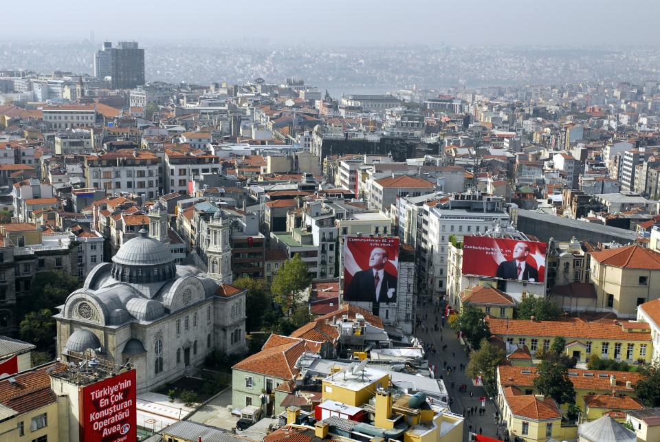 <p>Istanbul befindet sich derzeit im Aufschwung und wird in den Rankings der meistbesuchten Städte noch vor Barcelona, Los Angeles und Rom genannt. Die Immobilienkosten sowohl für kleine als auch große Investoren gehören zu den niedrigsten der Welt, Mieteinheiten gelten als lukrativste Möglichkeit der Investition. </p>