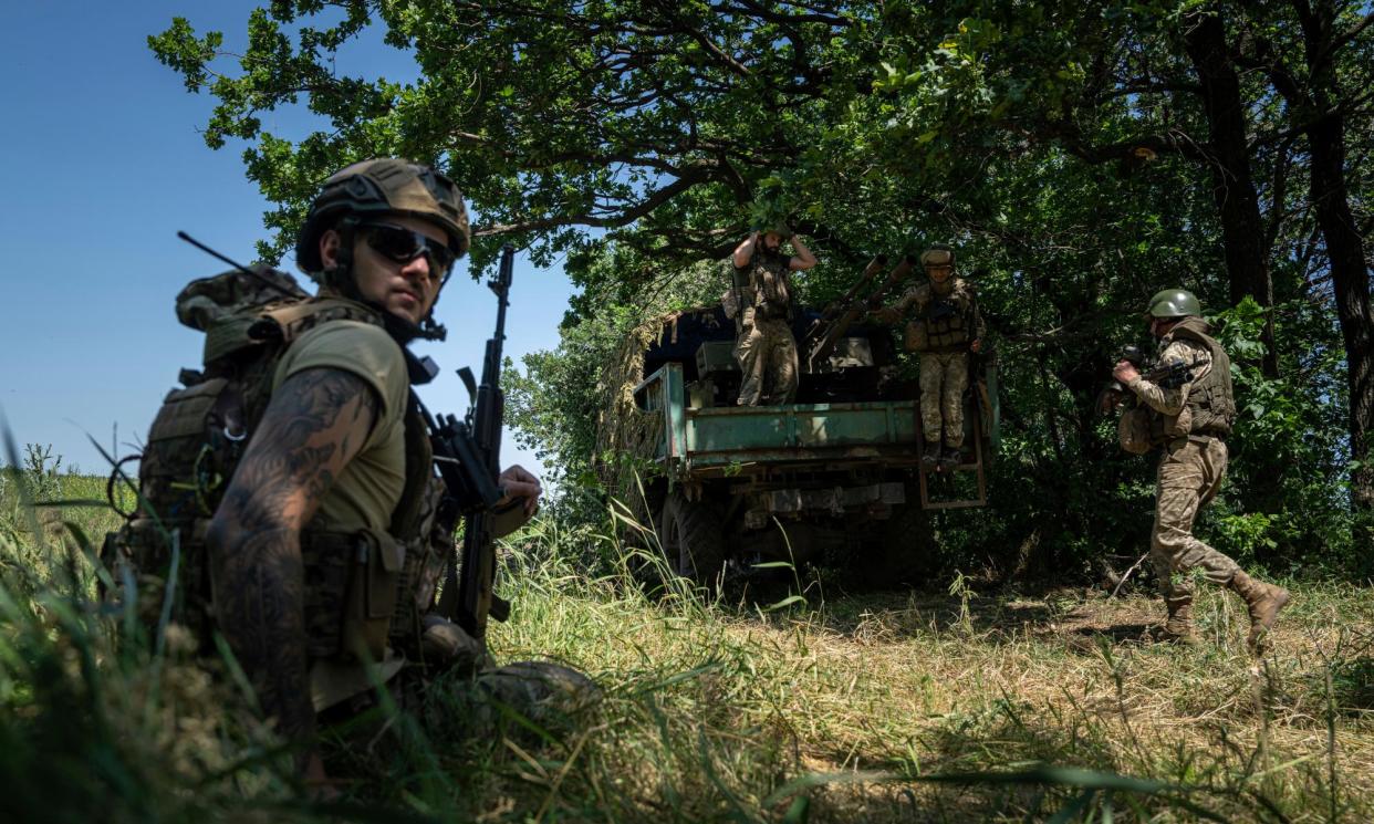 <span>Ukrainian marines on the outskirts of Avdiivka, Ukraine, on 19 June 2023.</span><span>Photograph: Evgeniy Maloletka/AP</span>