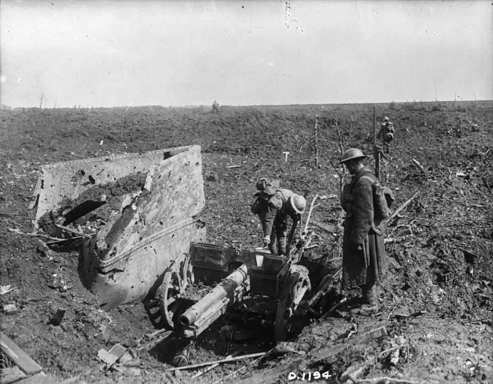 <p>Canadian soldiers inspect a captured German gun at Thelus, a community near Vimy Ridge, in April 1917. Photo from Library and Archives Canada. </p>