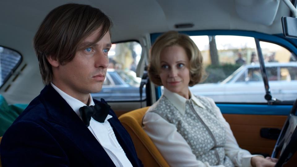 "Der gleiche Himmel (1)": Lars Weber (Tom Schilling) im Smoking und Lauren Faber (Sofia Helin)