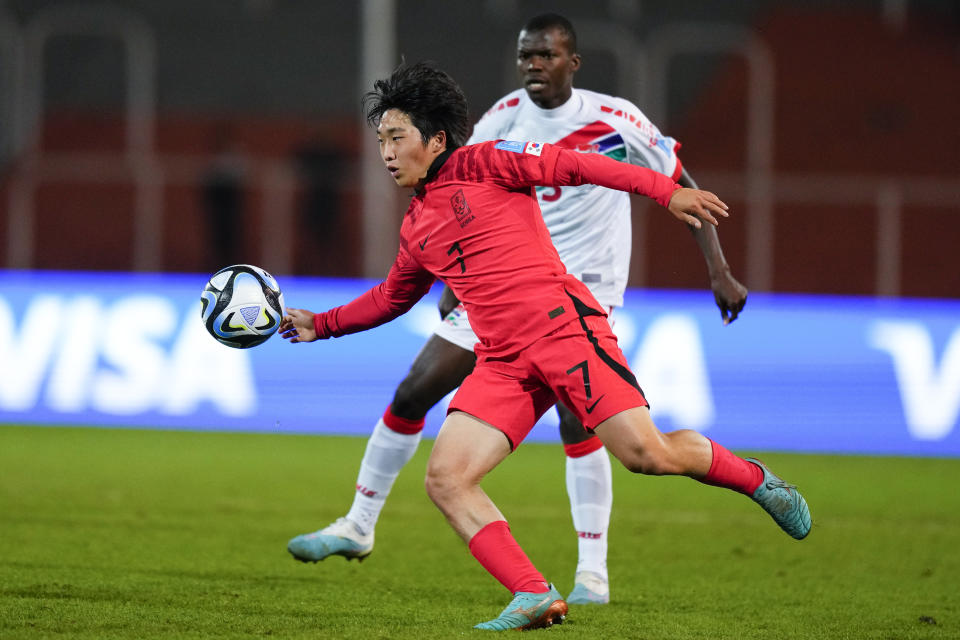 Kim Yong-hak de Corea del Sur y Sainey Sanyang de Gambia pelean por el balón en el encuentro del Grupo F de la Copa Mundial Sub 20 en Mendoza, Argentina el domingo 28 de mayo del 2023. (AP Foto/Natacha Pisarenko)