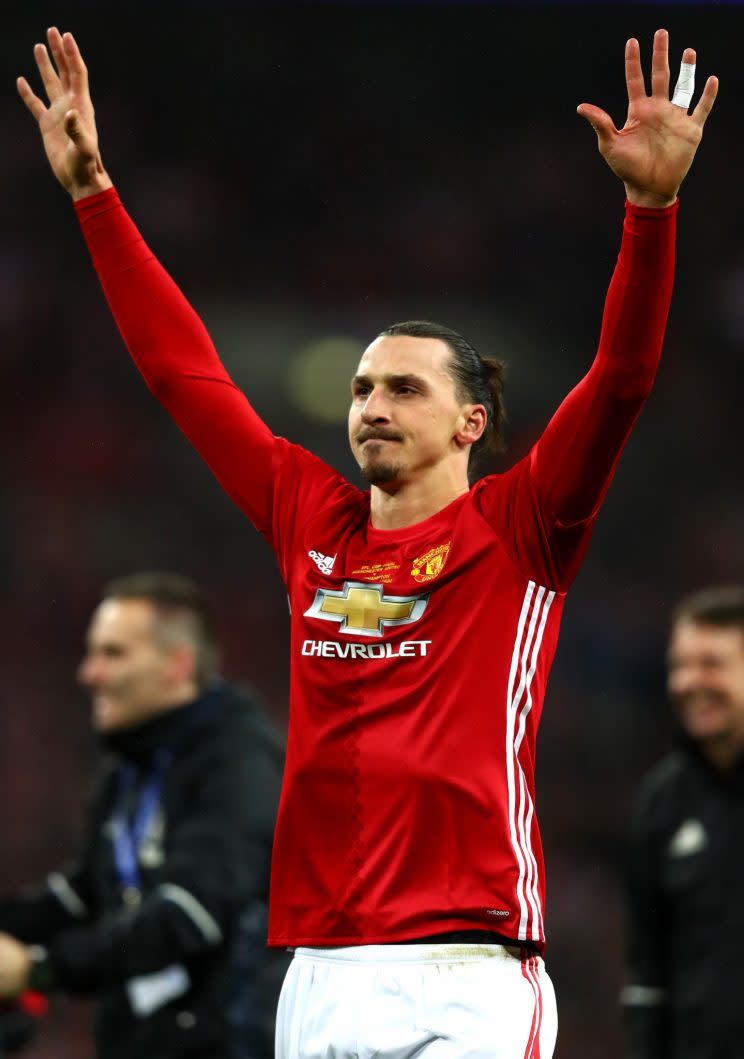 <p>Die Gerüchte um den neuen Klub von Zlatan Ibrahimovic haben neue Nahrung bekommen. Nach einer möglichen Rückkehr zum AC Mailand, verlockenden Angeboten aus China sowie kuriosen Spekulationen um einen Transfer zu deutschen Vereinen hat die eigene Sportmarke des Schweden seinen neuen Arbeitgeber wohl ungewollt verraten. Auf einem Tweet seiner eigenen Sportmarke “A-Z sportswear” ist Zlatan in einem blauen Trikot von LA Galaxy zu sehen! Darunter steht auch noch in großen Lettern: “Welcome to Los Angeles.” (Bild: AP)</p>