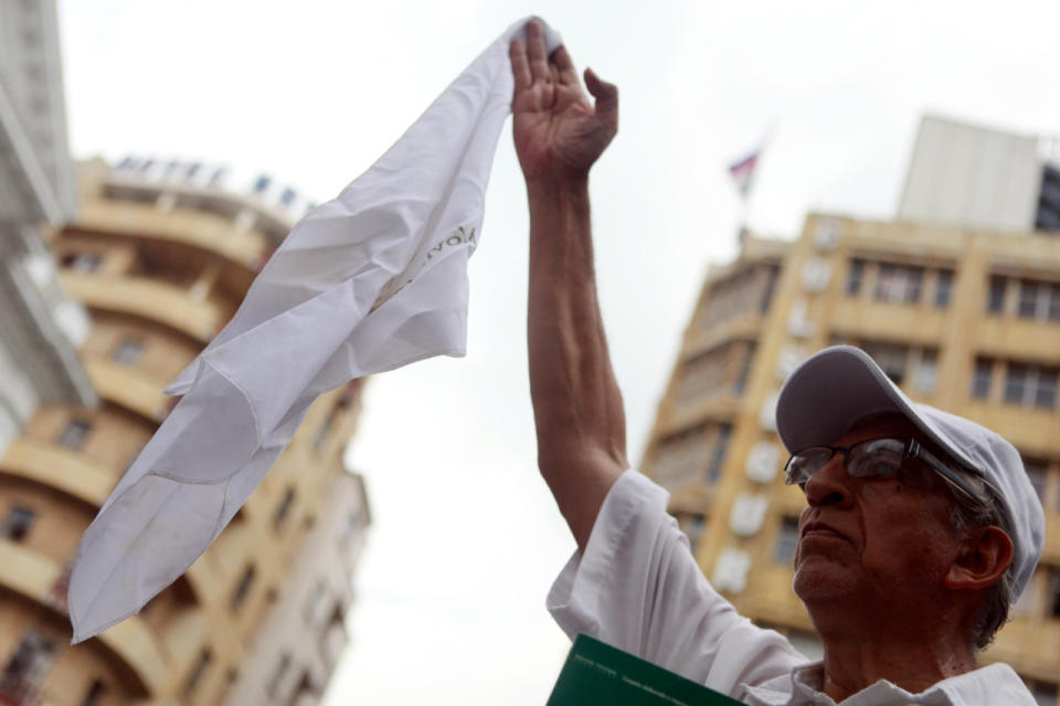 El pacto incluye también un acuerdo sobre garantías de seguridad y lucha contra “organizaciones criminales”, incluyendo las sucesoras del paramilitarismo y sus redes de apoyo, con el objetivo de asegurar la plena oportunidad para la participación política, especialmente a los exintegrantes de la guerrilla en su reintegración a la sociedad civil.