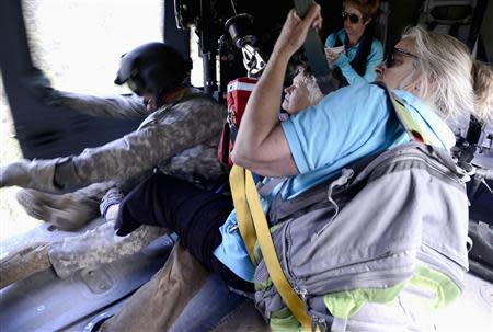 Two women are rescued by a helicopter crew with the 2-4 GSAB 4th Infantry Division based in Ft. Carson near Jamestown, Colorado September 17, 2013. REUTERS/Mark Leffingwell