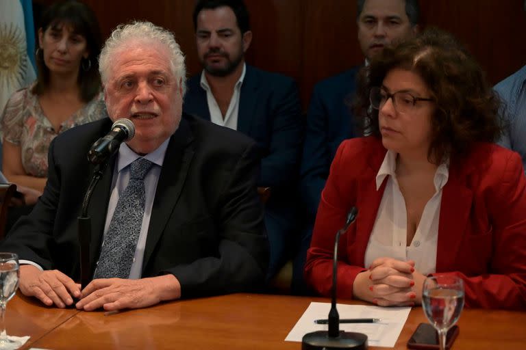 El ministro de Salud de Argentina, Gines González García habla junto a la secretaria de Acceso a la Salud, Carla Vizzotti, durante una conferencia de prensa en la que confirmó el primer caso del nuevo coronavirus, COVID-19, en el país,