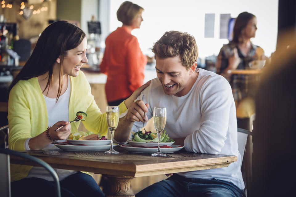 <p>Plébiscitées par de plus en plus de personnes mais aussi par des professionnels de la santé, le réductarisme et le flexitarisme sont LES pratiques alimentaires en vogue. L’idée ? Réduire sa consommation de viande, d’œufs, et de produits laitiers sans devenir végétarien. Soucieux de leur santé, de l’environnement ainsi que de la maltraitance animale, les adoptes de ces régimes boostent de surcroît leur capital santé puisqu’en réduisant la consommation de viande notamment ils font baisser naturellement les risques de diabète, de maladies cardiovasculaires voire même certaines formes de cancer.<br>Crédit photo : Getty Images </p>