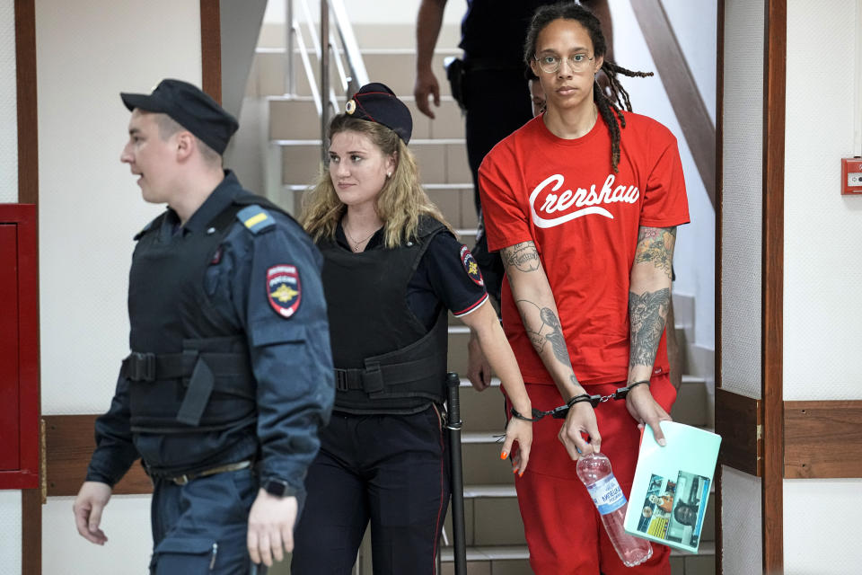 La basquetbolista estadounidense Brittney Griner ingresa a la corte en Khimki, Rusia, para su juicio, el jueves 7 de julio de 2022. (AP Foto/Alexander Zemlianichenko)