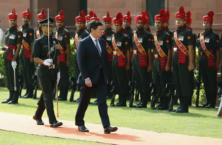 Australia's Defence Minister Kevin Andrews (C) inspects an honour guard during his ceremonial reception in New Delhi, September 2, 2015. REUTERS/Adnan Abidi