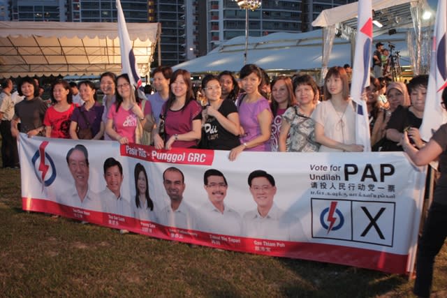 Many enthusiastic PAP supporters were onground at the rally on Thursday, 28 April, chanting "PAP!" and waving their flags and banners. (Yahoo! photo/ Marianne Tan)