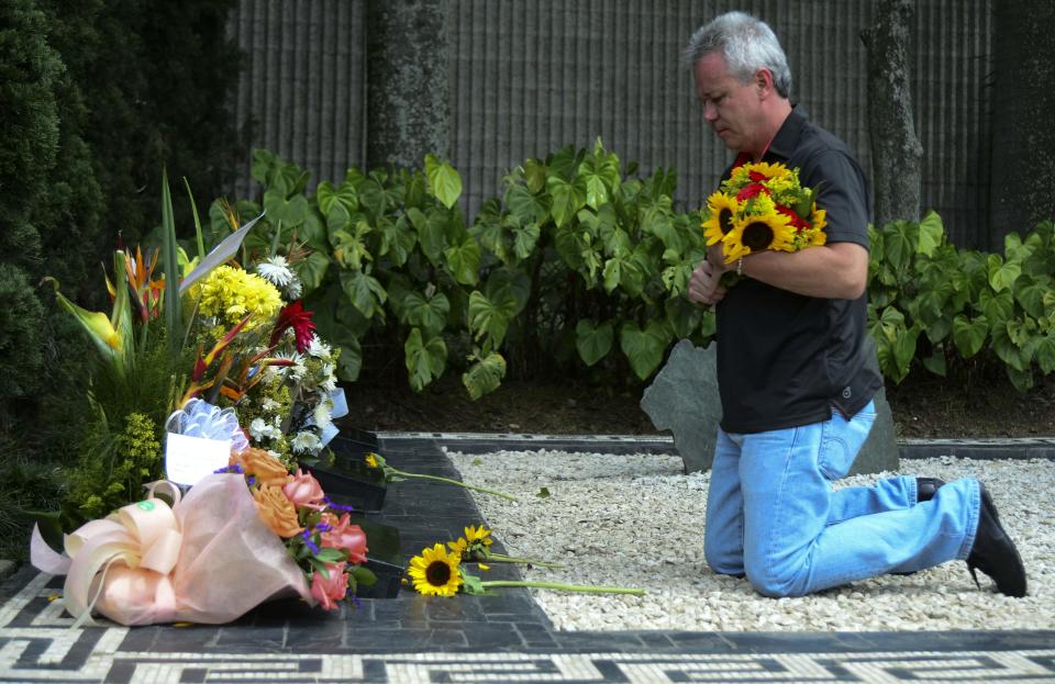 John Jairo Velásquez, conocido como Popeye, en la tumba de Pablo Escobar el 2 de diciembre de 2015 en Medellín, Colombia (AFP | Raúl Arboleda)