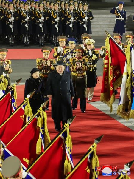 父女兩人在典禮上互動溫馨。（圖／翻攝自朝鮮中央通訊官網）