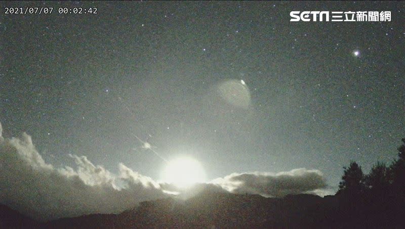 今（7）日凌晨0時2分許，超級火流星劃過夜空。（圖／中央大學鹿林天文台授權提供）