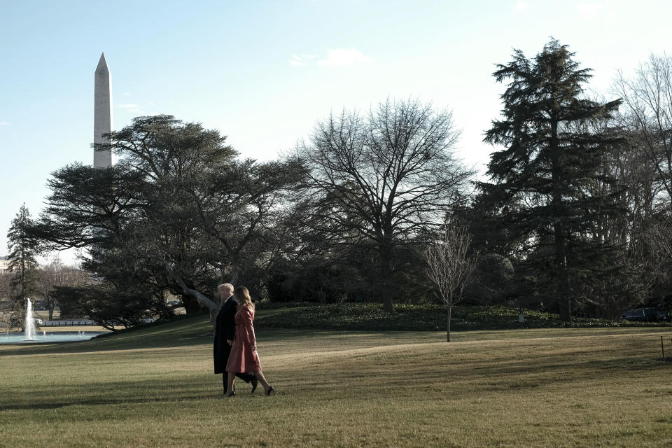 El entonces presidente Donald Trump y la primera dama Melania Trump salen de la Casa blanca para un viaje en Washington, el 14 de febrero de 2020. (Gabriella Demczuk/The New York Times)
