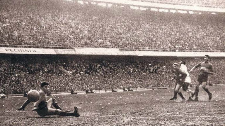 Pelé le gana al cierre de Marzolini y define ante Errea en la Bombonera. Santos ganó los dos partidos ante Boca en 1963, la primera de los xeneizes