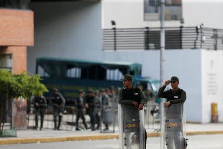 Venezuelan National Guard members stand guard in front of the Prosecutor's office in Caracas, Venezuela August 5, 2017. REUTERS/Andres Martinez Casares