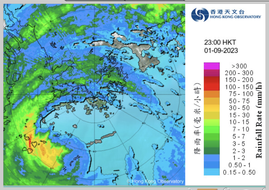 2023 年 9 月 1 日 23:00 分，天氣雷達圖像（64 公里）。天文台說，現時蘇拉最接近本港，在香港天文台以南約 30 公里左右掠過，預料十號颶風信號會維持一段時間。