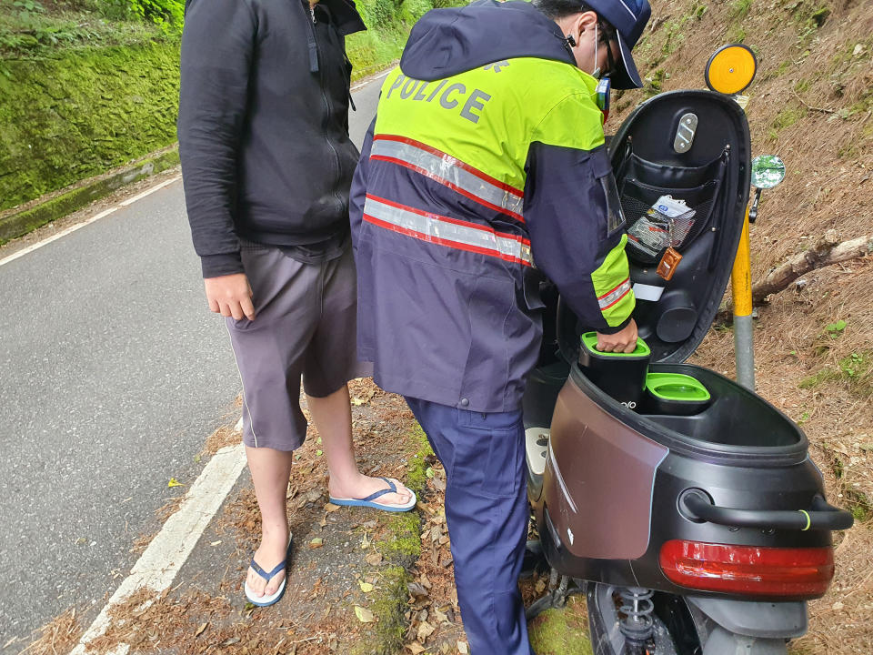 吳姓男子4日騎乘電動機車Gogoro從台中經中橫要到花蓮，結果電力用盡受困於山中，所幸警方相助才脫困。（新城警分局提供）
