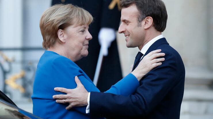 Emmanuel Macron, Präsident von Frankreich begrüßt Angela Merkel, Bundeskanzlerin von Deutschland, im Pariser Schloss Elysee. Foto: dpa