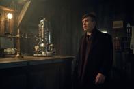 Letzte Klappe für "Peaky Blinders": Nach der britischen TV-Premiere im Februar zog Netflix im Juni mit der abschließenden sechste Staffel der beliebten Dramaserie nach. Während Gang-Boss Tommy Shelby (Cillian Murphy) ein Leben als rechtschaffener Mann anstrebt, spielt auch der Zweite Weltkrieg eine Rolle in den abschließenden Folgen. (Bild: Netflix)