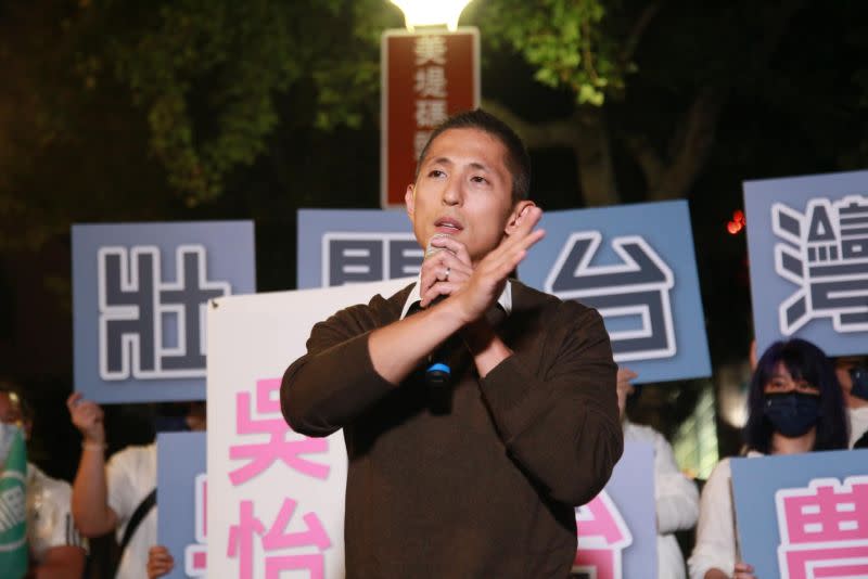 ▲根據資料，民進黨候選人吳怡農與妻子顏采薇相差10歲，兩人名下沒有不動產，存款共4289萬667元，還有1輛汽車、1輛機車。（圖／翻攝自吳怡農臉書）