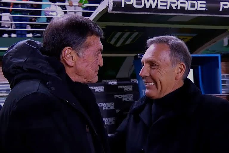  El saludo entre dos grandes del fútbol argentino