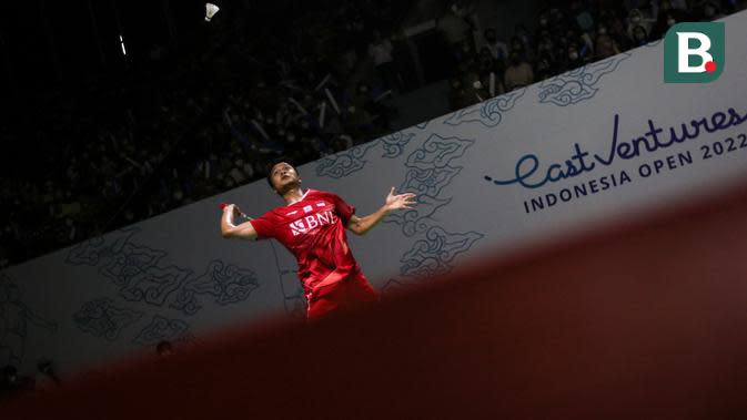 Aksi tunggal putra Indonesia, Anthony Sinisuka Ginting, saat menghadapi Tommy Sugiarto pada 32 besar Indonesia Open 2022, di Istora Senayan, Jakarta, Selasa (14/6/2022). (Bola.com/Bagaskara Lazuardi)