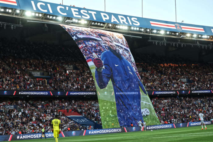 Homenaje del PSG a Sergio Rico