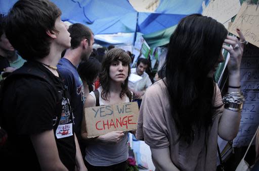 Una chica sostiene un cartel que dice "Yes we change" ("Sí, nosotros cambiamos") en la plaza de la Puerta del Sol de Madrid, el 21 de mayo de 2011, durante una protesta contra la crisis económica y su alta tasa de desempleo (AFP/Archivos | Pedro Armestre)