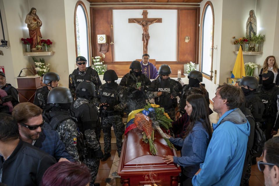 Policías y familiares rodean el ataúd con los restos del candidato presidencial asesinado Fernando Villavicencio en una una capilla antes de su entierro en el cementerio Camposanto Monteolivo, el viernes 11 de agosto de 2023, en Quito, Ecuado. El candidato de 59 años fue asesinado a tiros en un acto electoral el 9 de agosto, en Quito. (AP Foto/Carlos Noriega)