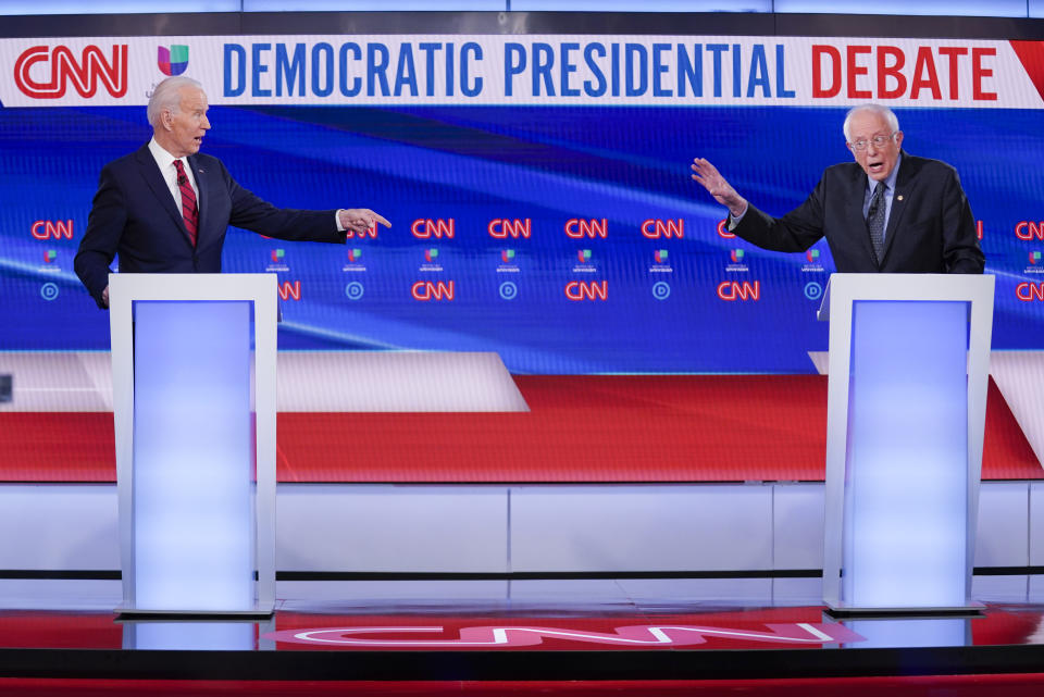 El exvicepresidente Joe Biden, izquierda, y el senador Bernie Sanders participan en un debate por la candidatura demócrata a la presidencia en los estudios de CNN en Washington, el domingo 15 de marzo de 2020. (AP Foto/Evan Vucci)