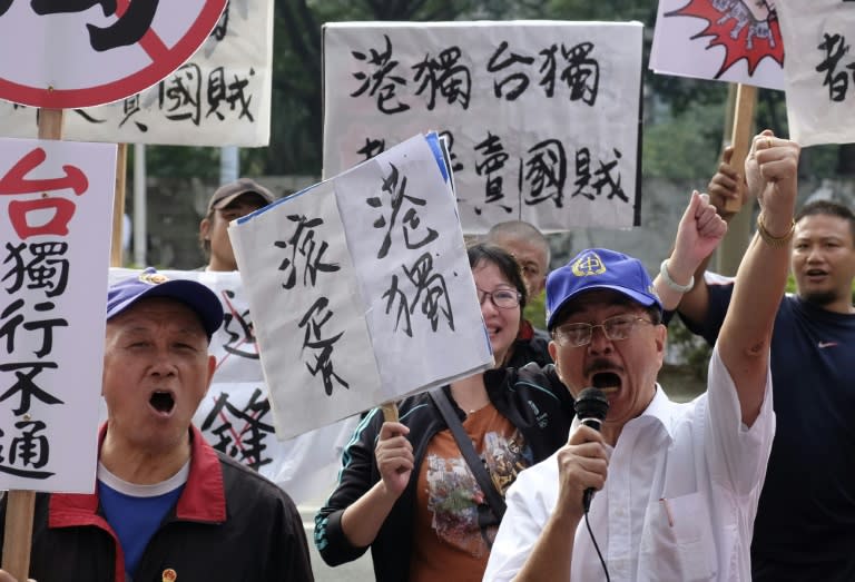 Pro-China protesters rally outside a forum aimed at linking democracy movements in Hong Kong and Taiwan in Taipei on January 7, 2017